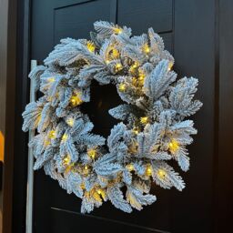Outdoor Living 60cm Premium Mixed branch prelit Snow Flocked Christmas Wreath - with timer in Green - Size: O - thumbnail 1