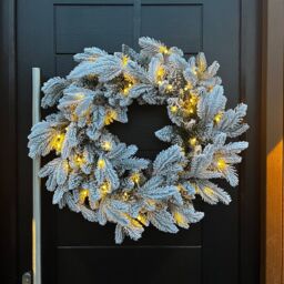 Outdoor Living 60cm Premium Mixed branch prelit Snow Flocked Christmas Wreath - with timer in Green - Size: O - thumbnail 3