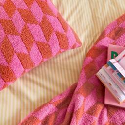 Furn Olsen Geometric Cushion in Fuchsia - Size: 45 cm x 45 cm - thumbnail 5