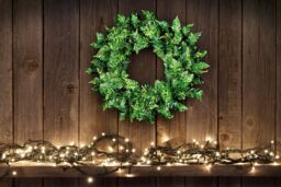 Shatchi 55cm Imperial Pine Green Christmas Wreath - thumbnail 3