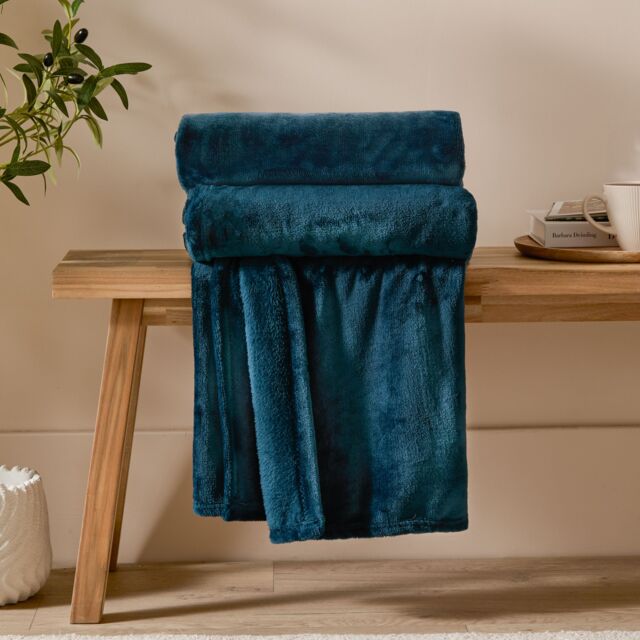 Furn Harrow Fleece Throw in Blue - Size: 140 cm x 180 cm - image 1