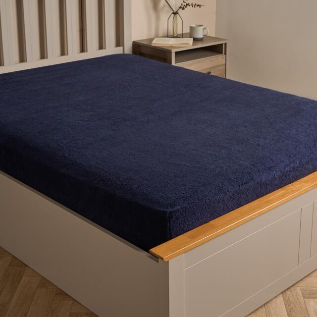 OHS Teddy Fleece Thermal Fitted Bed Sheet in Dark Navy - Size: Super King Fitted - image 1