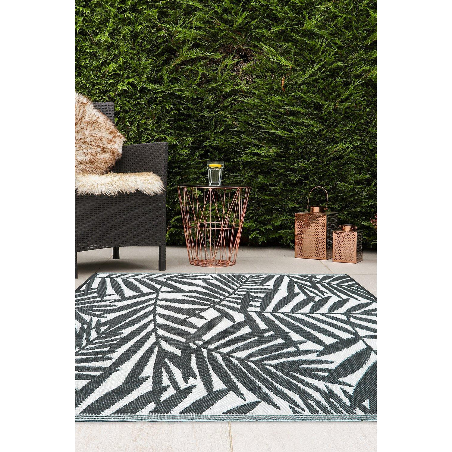 Lightweight Reversible Plastic Woven Outdoor Rug 133x190cm Leaves - image 1