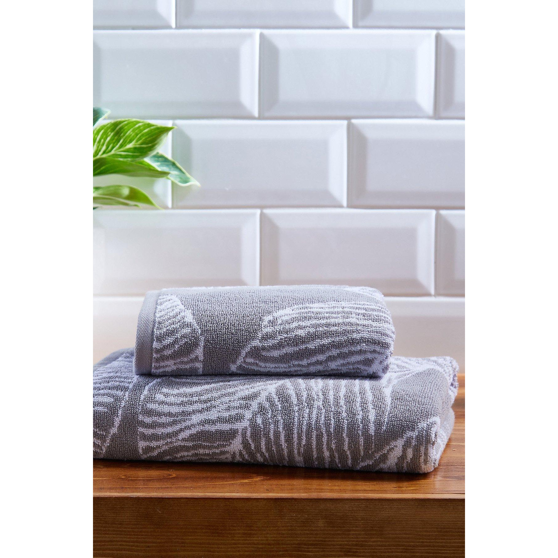 'Matteo' Luxury 100% Cotton Leaf Motif Jacquard Towel - image 1