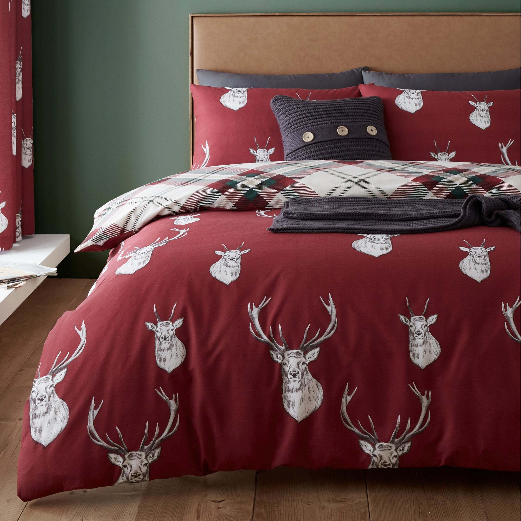 Munro Stag Reversible Duvet Cover and Pillowcase Set red