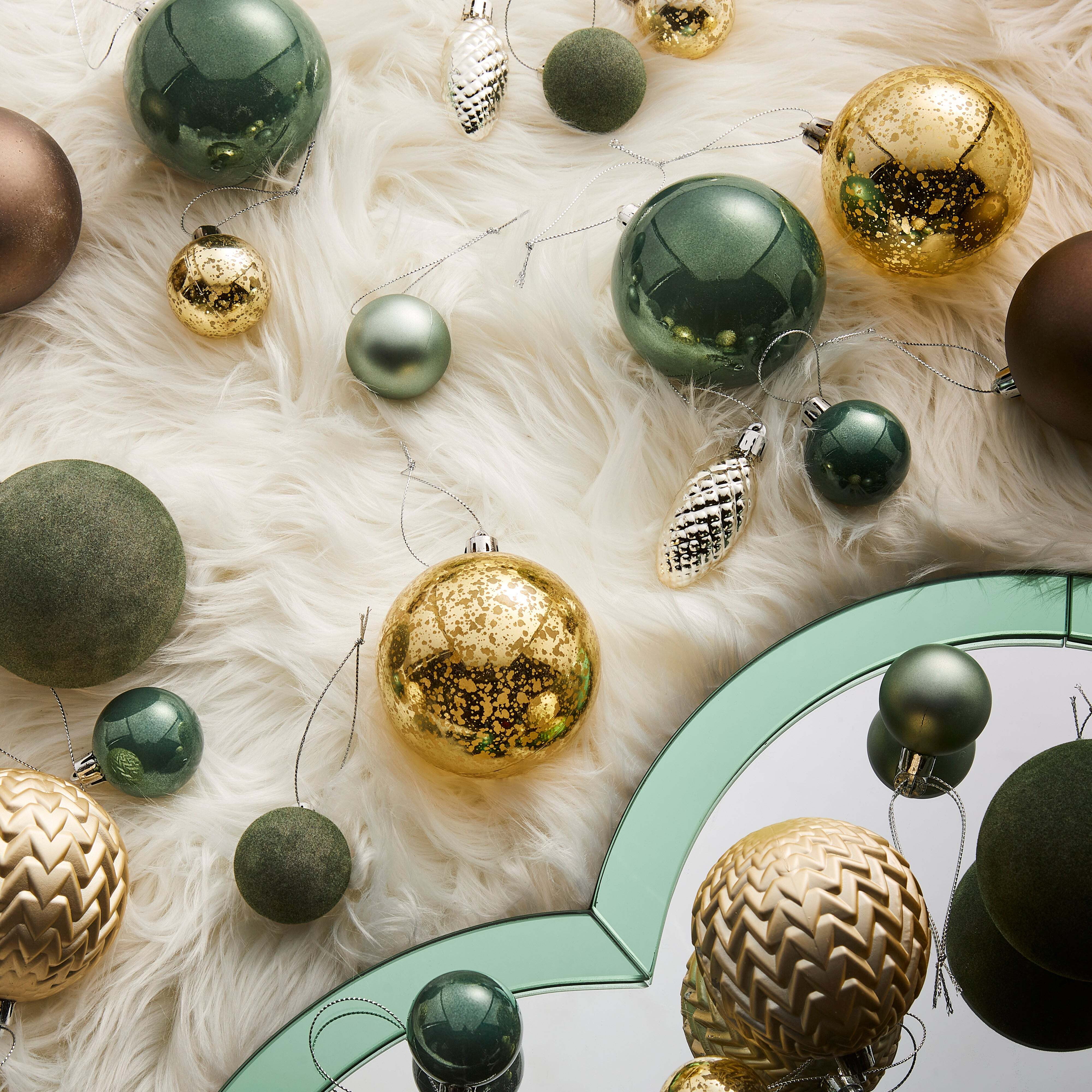 Pack of 30 Mixed Green and Gold Baubles Green