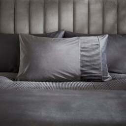Liliana Pleated Luxury Velvet Duvet Cover and Pillowcase Set - thumbnail 2