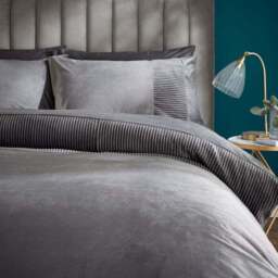 Liliana Pleated Luxury Velvet Duvet Cover and Pillowcase Set - thumbnail 4