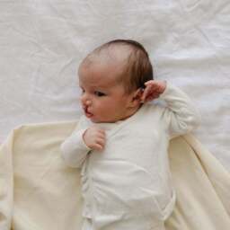 Tutti Bambini Snuggle Me Swaddle - thumbnail 2