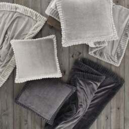 Catherine Lansfield Faux Velvet 150cm x 200cm Throw Blanket - thumbnail 3