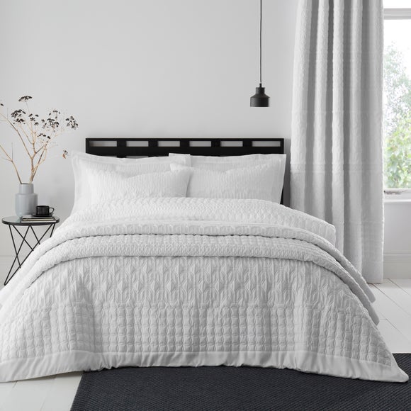 Billie White Bedspread - image 1