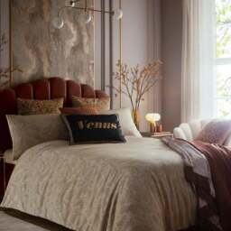 Laurence Llewelyn-Bowen Venus Signature Velvet Rectangle Cushion - thumbnail 4