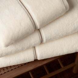 Bianca Satin Stitch Towel - thumbnail 2