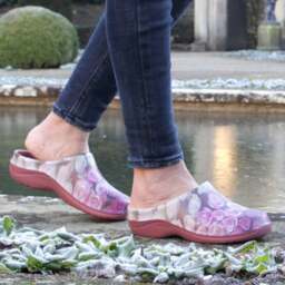 Backdoorshoes Women's Nostalgia Rose Garden Clogs - thumbnail 1