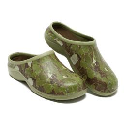 Backdoorshoes Women's Green Camo Garden Clogs - thumbnail 3