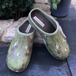 Backdoorshoes Women's Green Camo Garden Clogs - thumbnail 1