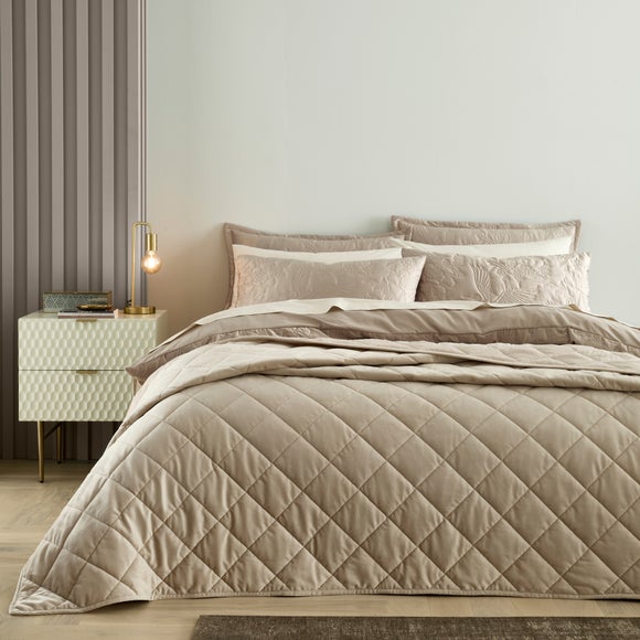 Castleton Quilted Bedspread - image 1