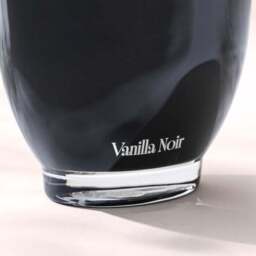 Moments Vanilla Noir Candle - thumbnail 4