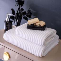 Per La Casa Set of 3 White Vilago Dobby Medium Bathrobe & Towels - thumbnail 2