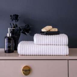 Per La Casa Set of 3 White Vilago Dobby Medium Bathrobe & Towels - thumbnail 5