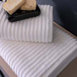 Per La Casa Set of 3 White Vilago Dobby Medium Bathrobe & Towels - thumbnail 3
