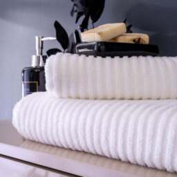 Per La Casa Set of 3 White Vilago Dobby Medium Bathrobe & Towels - thumbnail 4