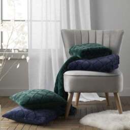 Catherine Lansfield Cosy Diamond 130cm x 170cm Throw Blanket - thumbnail 3