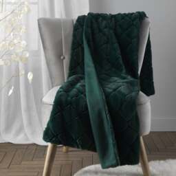 Catherine Lansfield Cosy Diamond 130cm x 170cm Throw Blanket - thumbnail 1