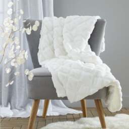 Catherine Lansfield Cosy Diamond 130cm x 170cm Throw Blanket - thumbnail 1