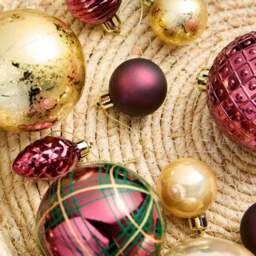 Pack of 30 Shatterproof Heritage Burgundy & Gold Baubles - thumbnail 2
