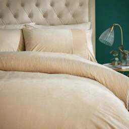 Liliana Pleated Luxury Velvet Duvet Cover and Pillowcase Set - thumbnail 4