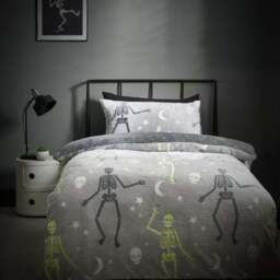 Catherine Lansfield Halloween Skeleton Fleece Duvet and Pillowcase Set - thumbnail 2