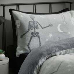 Catherine Lansfield Halloween Skeleton Fleece Duvet and Pillowcase Set - thumbnail 3