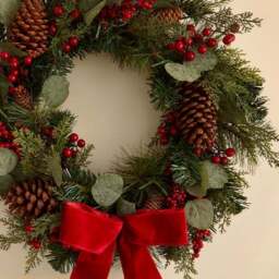 55cm Pre-Lit 20 LED Artificial Berry Wreath with Bow - thumbnail 3
