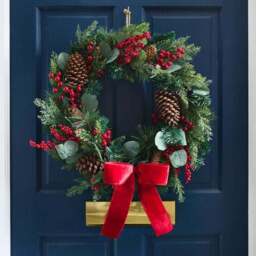 55cm Pre-Lit 20 LED Artificial Berry Wreath with Bow - thumbnail 2