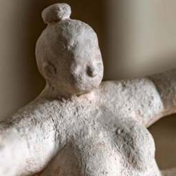 Open Armed Lady Cement Ornament - thumbnail 2