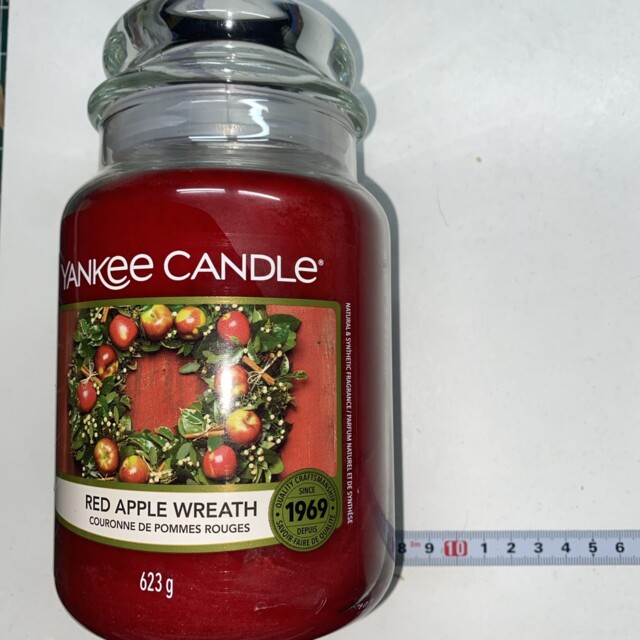 Yankee Candle Red Apple Wreath Scented Candle - Red Free Postage