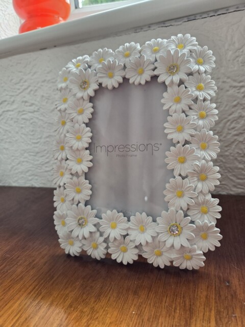 "Impressions White Resin Daisy Photo Frame 4"" X 6"" Fr49846 4 X 6"