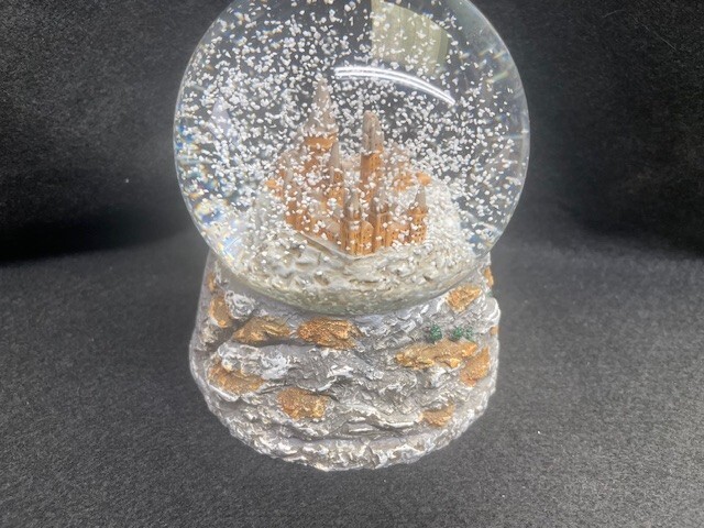 Harry Potter - Snow Globe - Hogwarts Castle Festive