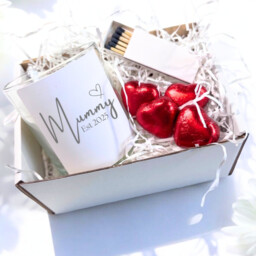 Mummy Est. 2025 Candle Gift Set - 8cm Candle With Fresh Linen Scent