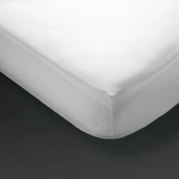 Mitre Comfort Percale Fitted Sheet In White - Soft Polycotton - King