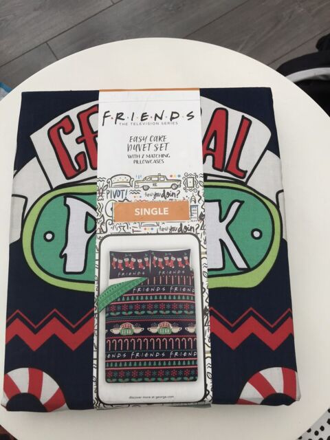 Friends Single Duvet Set Central Perk - Christmas Theme - Brand George