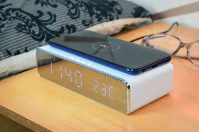 Av Link Wireless Fast Charging Digital Alarm Clock (white / Black