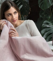 Dreamland Snuggle Up Pink Throw 120x160cm