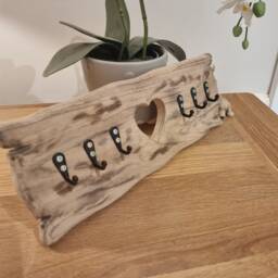 Wooden Rustic 6 Hook Key Holder .solid Oak With Heart Cut Out Detail - thumbnail 4