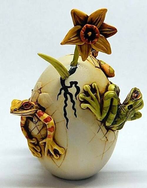 Artist Neil Eyre Eyredesigns 4 Tree Frogs Cracked Easter Egg Spring Daffodil Flower Sculpture Le50 - image 1