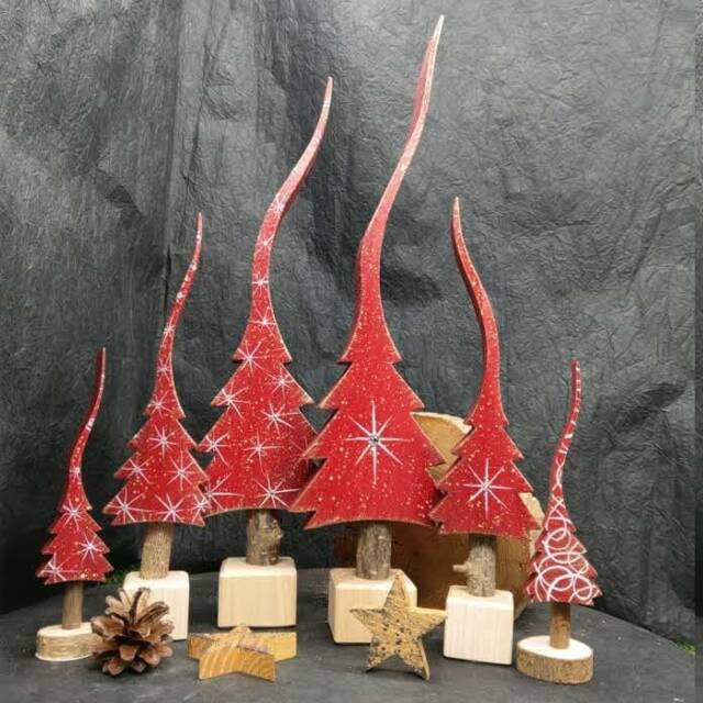 Candlelight, Dark Red & Gold Christmas Tree, A Glittering Fir Hand-Painted Wooden Tree in 4 Sizes - Selection - image 1