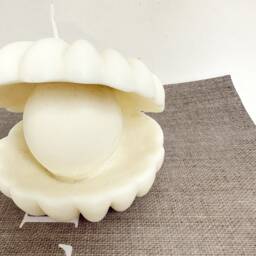 Large Shell Candle With Pearl - Bergamot Scented Soy Wax, Vegan Friendly - thumbnail 2