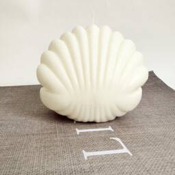 Large Shell Candle With Pearl - Bergamot Scented Soy Wax, Vegan Friendly - thumbnail 3