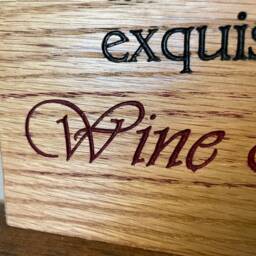 Oak Wine Plaque Exquisite Taste in & Friends - thumbnail 4